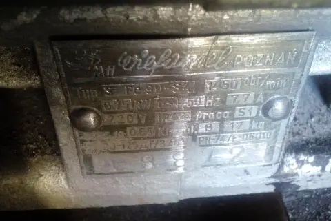 Tabliczka znamionowa silnika "Wielamel Poznań" z danymi: 0.75kW, 220V, 7.7A. Pomocna przy doborze kondensatora do silnika wzór.