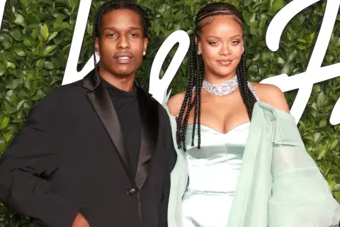 Rihanna i jej mąż A$AP Rocky pozują na tle zieleni.