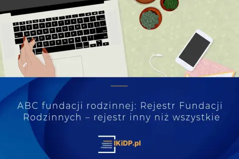 Ręka pisze na klawiaturze, tworząc rejestr fundacji rodzinnych. Poznaj rejestr inny niż wszystkie.