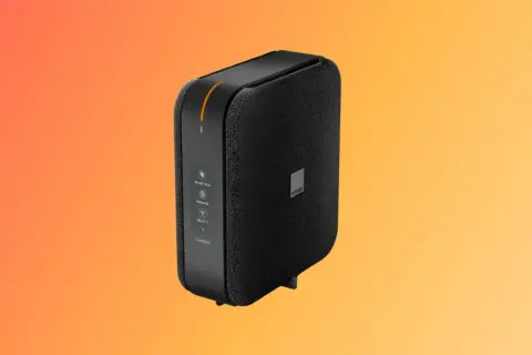 La nouvelle Livebox d'Orange, un routeur noir avec des icônes pour le mode éco, Internet et Wi-Fi 7, sur fond dégradé orange.