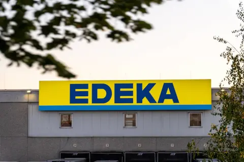 Das EDEKA-Logo leuchtet gelb. Heute ist ein Streik bei Edeka angekündigt, was die Lieferungen beeinflussen könnte.