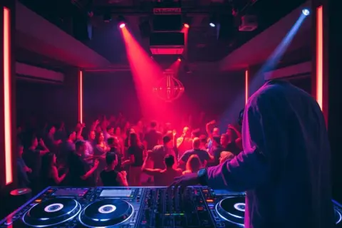 Ile zarabia DJ za noc w Polsce? Stawki, koszty, zarobki