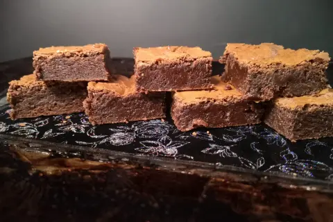En hög med fudgy brownies, perfekta för ett brownie recept.