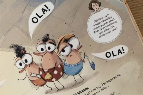 Ilustracja z książki logopedycznej dla 3 latka. Zabawne stworki mówią "OLA!", ucząc się przywitań.