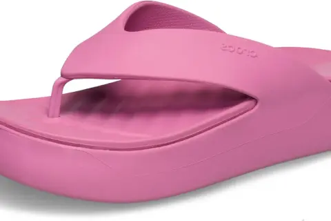 Un paio di crocs rosa con zeppa, perfette per un look estivo audace e comodo.