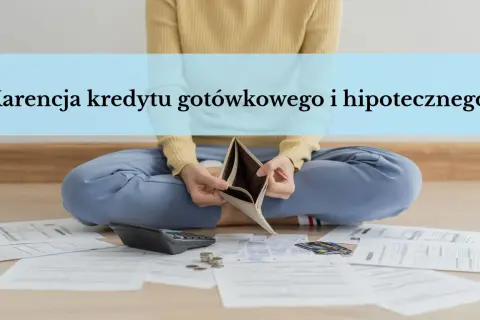 Osoba z pustym portfelem i rachunkami zastanawia się, karencja kredytu co to jest. Kalkulator i monety obok.