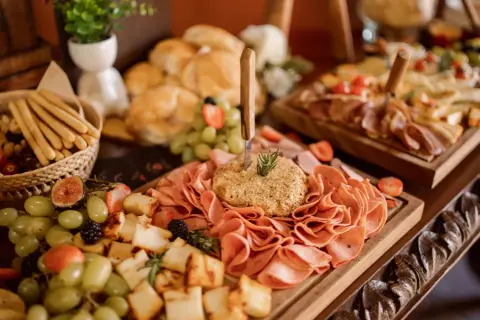 Co na stół na urodziny? Sprawdzone pomysły na menu i planowanie.