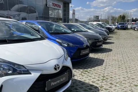 Rząd lśniących, **toyota używane z salonu** czeka na nowych właścicieli. Wśród nich biała, niebieska i grafitowa.
