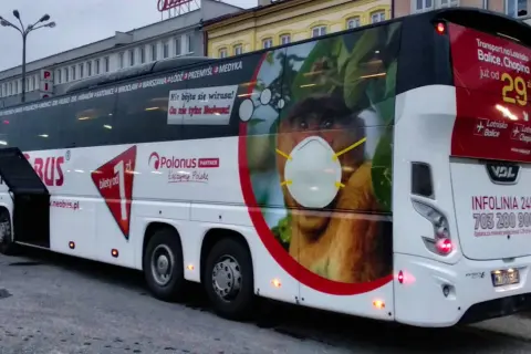 Autobus Neobus z wizerunkiem nosacza z maseczką i informacją o biletach od 1 zł.