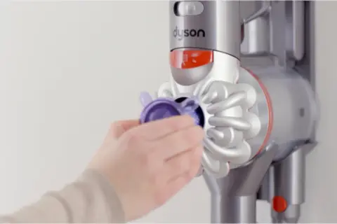 Jak otworzyć pojemnik w odkurzaczu Dyson V8 i uniknąć problemów