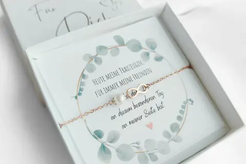 Ein Armband mit Unendlichkeitszeichen und Perle, das als Geschenk für die Trauzeugin gedacht ist. "Heute meine Trauzeugin, für immer meine Freundin.
