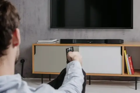 Soundbar nad czy pod telewizorem - najlepsze miejsce dla dźwięku