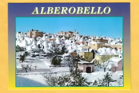 Alberobello, un incanto innevato. La storia dei trulli, un paesaggio fiabesco sotto la neve.