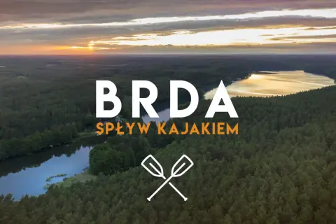 Zachód słońca nad lasem i jeziorem, idealne miejsce na spływ Brdą kajakiem. Opis trasy czeka!