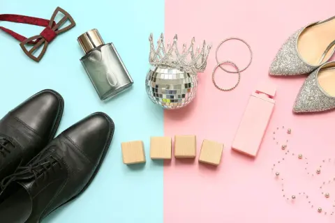 Eleganckie czarne buty i błyszczące srebrne szpilki – jakie buty na studniówkę wybrać? Do tego korona, perfumy i muszka.