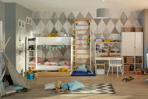 Przytulny kącik dla dziecka w salonie: łóżko piętrowe, namiot tipi, biurko i mnóstwo zabawek.