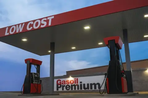 Gasolinera "Low Cost" con surtidores de gasolina catalizada.