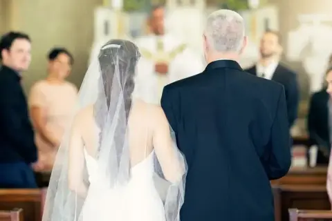 Po której stronie pan młody w kościele? Tradycja i symbolika ustawienia