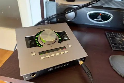 Universal Audio Apollo Twin X Audio-Interface auf einem Schreibtisch, bereit für Aufnahmen.