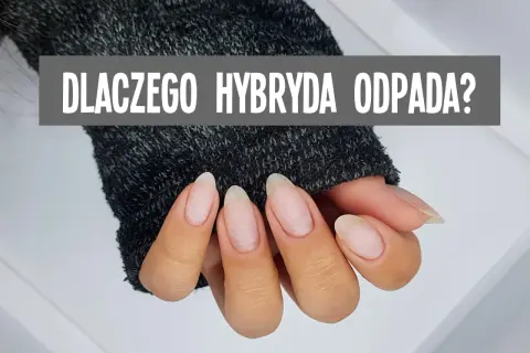 Dłonie z paznokciami, na których widać tekst "DLACZEGO HYBRYDA ODPADA?". Dowiedz się, jak nakładać żel na paznokcie krok po kroku, by uniknąć problemów.