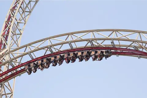 Hyperion czy Zadra? Odkryj, który rollercoaster jest bardziej ekstremalny!