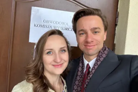 Krzysztof Bosak z żoną przed komisją wyborczą.
