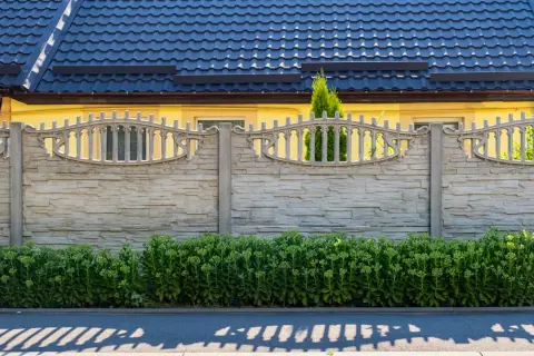 Ile kosztuje ogrodzenie betonowe? Zaskakujące ceny i czynniki wpływające na koszt