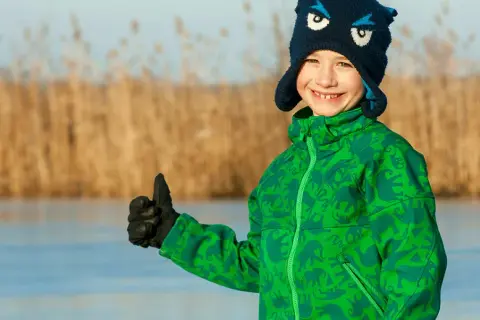 Wiatrówka dla chłopca: Softshell czy wiatrówka? Wybierz mądrze!