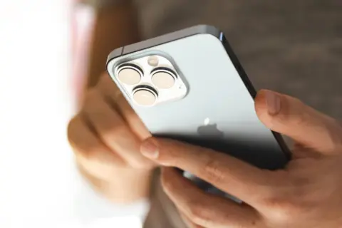Jak włączyć iPhone'a? Rozwiąż problem, gdy nie chce się uruchomić