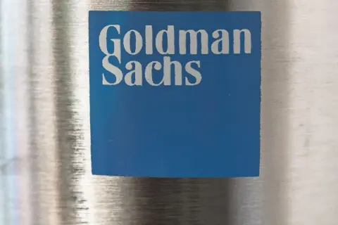 Niebieski kwadrat z logo Goldman Sachs, symbolizujący stabilny wzrost i pewność w świecie finansów.