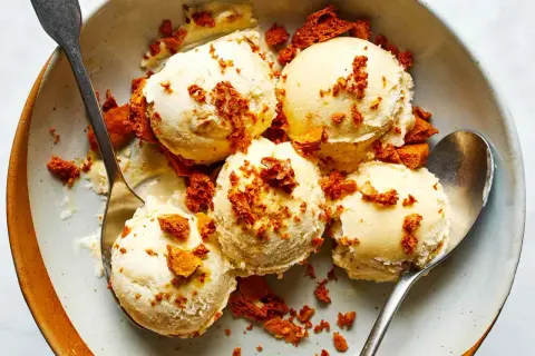 Schaufeln cremigen Eises, bestreut mit knusprigen Honigwaben-Stückchen. Ein köstliches Hokey Pokey Eis Rezept zum Genießen!