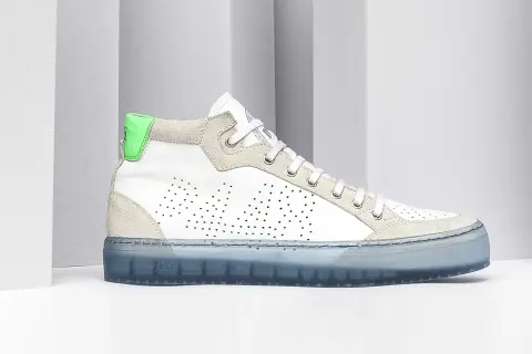 Sneaker P448 uomo bianca e grigia con dettagli fluo e suola trasparente.