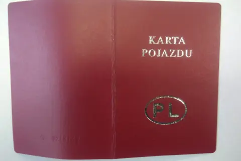 Czerwona okładka dokumentu z napisem "KARTA POJAZDU" i symbolem "PL".