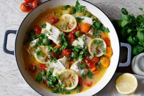 Fisk i en panna med tomater, oliver, citron och basilika. Ett enkelt och gott one pot recept.