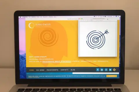 Il sito di Guido D'Acuti, psicologo psicoterapeuta, illustra la psicologia strategica con un'icona di un bersaglio e una freccia.