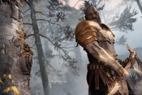 Kratos im neuen Spiel+ von God of War, bereit für neue Abenteuer. Seine goldene Rüstung glänzt im nebligen Wald.