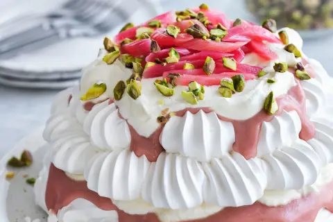 En fluffig pavlova med rabarberkompott och pistagenötter. En dröm för alla som älskar desserter!