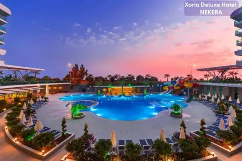 Piękny basen z wodnymi zjeżdżalniami w Xoria Deluxe Hotel Nekera. Wiele pozytywnych xoria deluxe opinie potwierdza, że to idealne miejsce na wakacje.