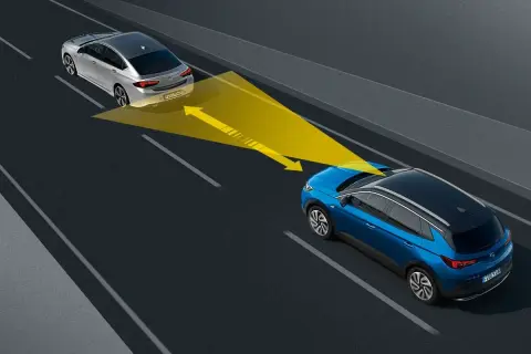 Il cruise control adattivo rileva l'auto che precede, mantenendo la distanza di sicurezza.