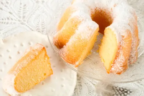 Puszysta babka jogurtowa, idealna na szklanki. Pyszny, domowy wypiek posypany cukrem pudrem.