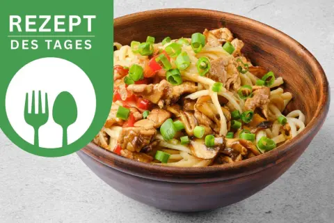Herzhaftes Gericht mit dicken Udonnudeln, Hühnchen, Pilzen und Frühlingszwiebeln. Ein leckeres Rezept des Tages!