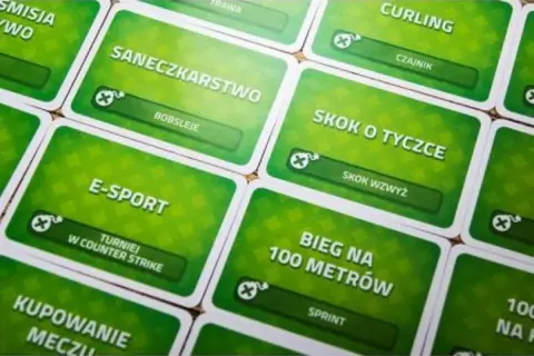 Zielone karty z hasłami: "E-sport", "Saneczkarstwo", "Skok o tyczce", "Bieg na 100 metrów".