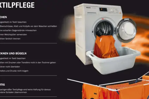 Waschanleitung: Textilien mit Drucken nicht in den Trockner geben. Orange Sportbekleidung trocknet auf einem Wäscheständer.