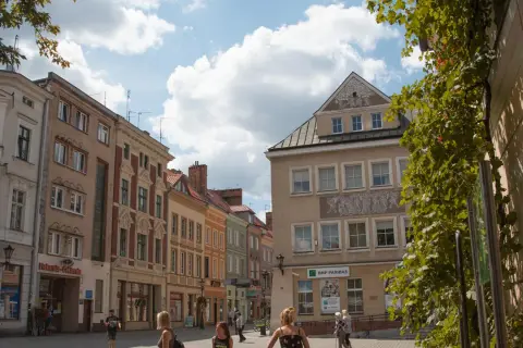 Spacerem po zielona góra rynek, wśród kolorowych kamienic i kwitnącej zieleni.
