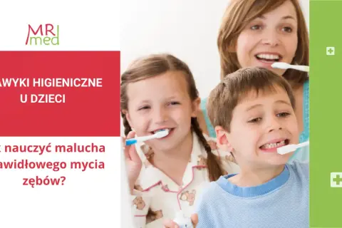 Mama uczy dzieci mycia zębów. Uśmiechnięta dziewczynka i chłopiec szczotkują ząbki. Zdjęcie promuje prawidłowe nawyki higieniczne u dzieci.