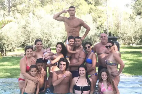 Ile dzieci ma Cristiano Ronaldo? Imiona, matki i rola Georginy