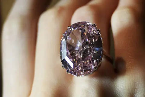 Anillo con un gran diamante ovalado de color rosa pálido. La diferencia entre diamante y brillante es que el brillante es un tipo de talla.