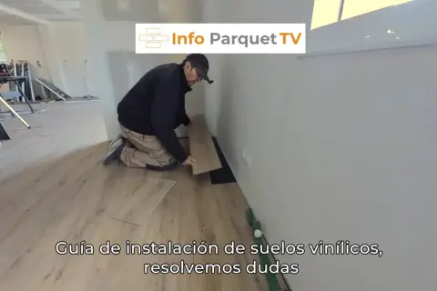 Hombre instalando lamas de vinilo en un suelo. Guía para forrar suelo con vinilo, resolviendo dudas.