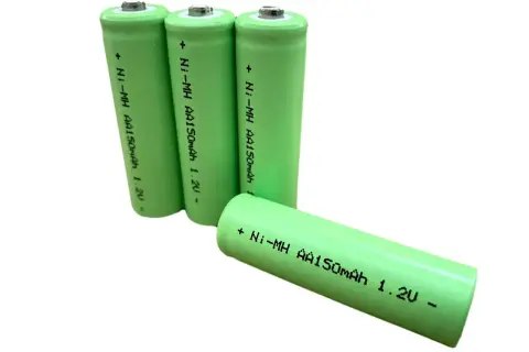 Cztery zielone baterie AA Ni-MH 150mAh 1.2V. Idealne, gdy zastanawiasz się, jakie baterie do lamp solarnych wybrać.