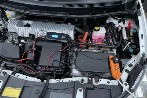 Toyota Auris Hybrid: Gdzie są akumulatory? 12V i trakcyjny.